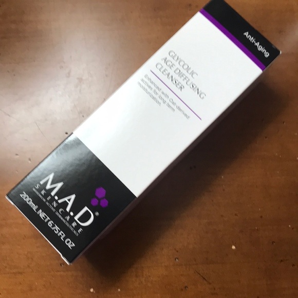 M.A.D. Glycolic Age Diffusing Cleaner - Picture 6 of 6